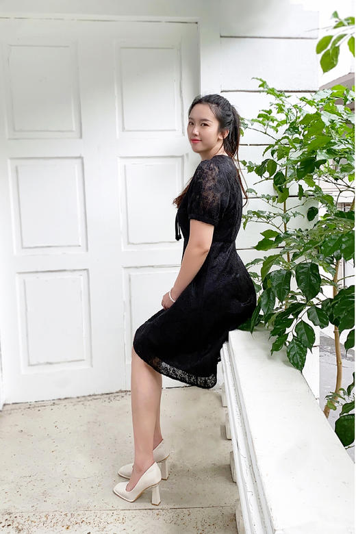 HJ2S38_漆黑色_连衣裙_春夏_复古蕾丝提花 V 领盘扣高腰显瘦通勤气质连衣裙_高级女装_BERNIEELEN 伯妮斯茵 商品图10