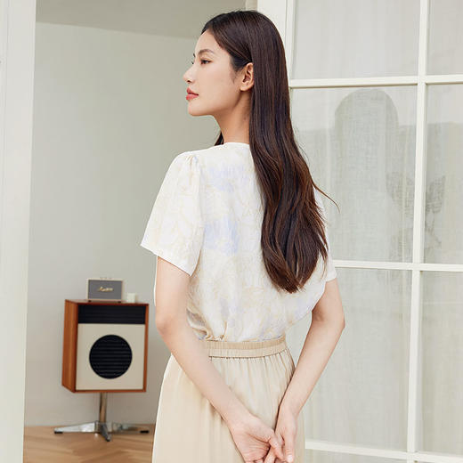 玳莎冠乐绉真丝小衫女2024夏季新款圆领印花提花设计感桑蚕丝上衣  EB31108 商品图3