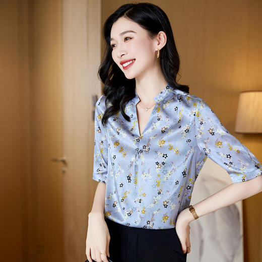 YQ小清新碎花中袖时尚衬衫女夏2024新款气质V领轻熟高端桑蚕丝上衣 商品图3