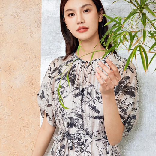 玳莎系带收腰宽松天丝连衣裙24夏款新品复古印花圆领两件套吊带裙 EB35105 商品图2
