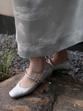 盛唐婧 |纯手工全皮一字扣小粗跟单鞋-银灰(特殊商品不退不换)