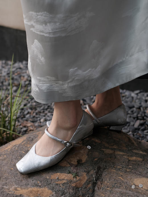 盛唐婧 |纯手工全皮一字扣小粗跟单鞋-银灰(特殊商品不退不换) 商品图0