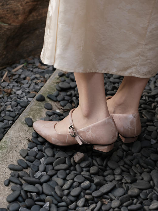 盛唐婧 |纯手工全皮一字扣小粗跟单鞋-粉色(特殊商品不退不换) 商品图2