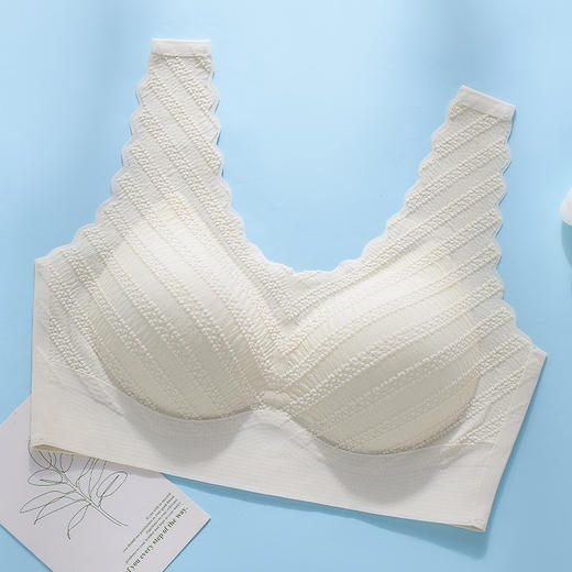 【舒适无痕，上托美背】细腻柔美，轻盈丝滑，搭配蕾丝的装饰，独具魅力。无肩带超薄杯设计，自由舒适，贴合不勒。低至29.9/单件包邮！ 商品图7