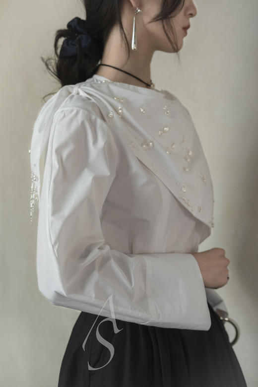 Mark Kenly Domino Tan 白色BEE缀珍珠领巾式衬衫 商品图0
