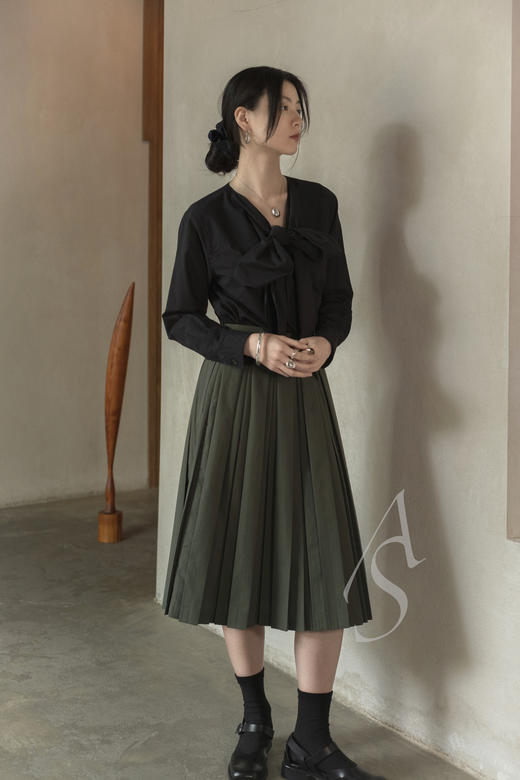 Margaret Howell  黑色匹染飘带薄棉衬衫 商品图7