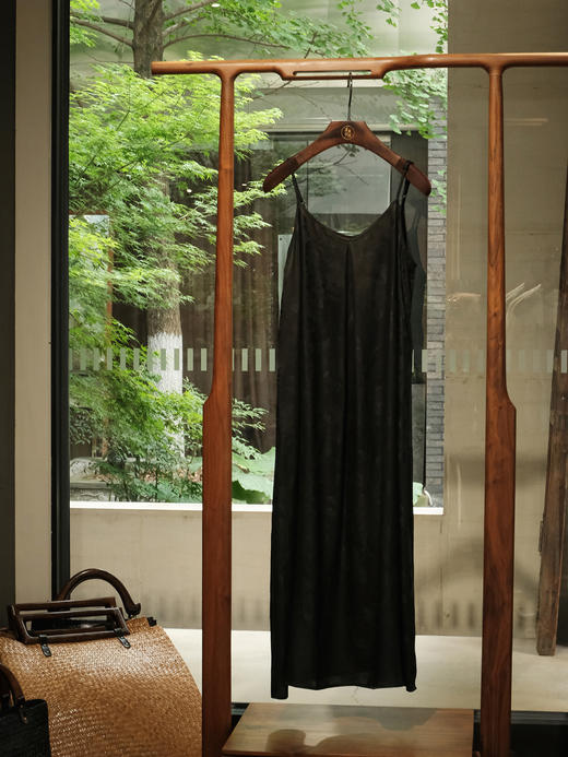 盛唐婧 |真丝香云纱花罗吊带裙 商品图0