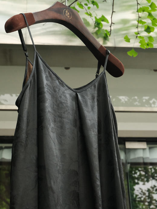 盛唐婧 |真丝香云纱花罗吊带裙 商品图1