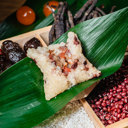 2024山界香粽•心粽礼盒【黄柏蜂蜜甜枣粽*2 黄柏腊味竹笋粽*2 黄柏腊味红豆粽*2 斜源土鸭蛋黄粽*2】腊味混合着糯米的香气  腊香四溢 四种主题口味麻辣鲜香 110g*8个 端午送礼 企业定制 商品图2