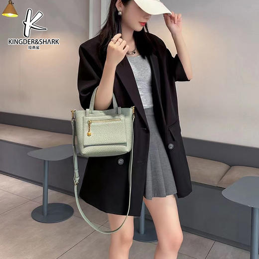 经典鲨2024年夏季新款百搭单肩斜跨水桶包KGB41-D1689301 商品图4