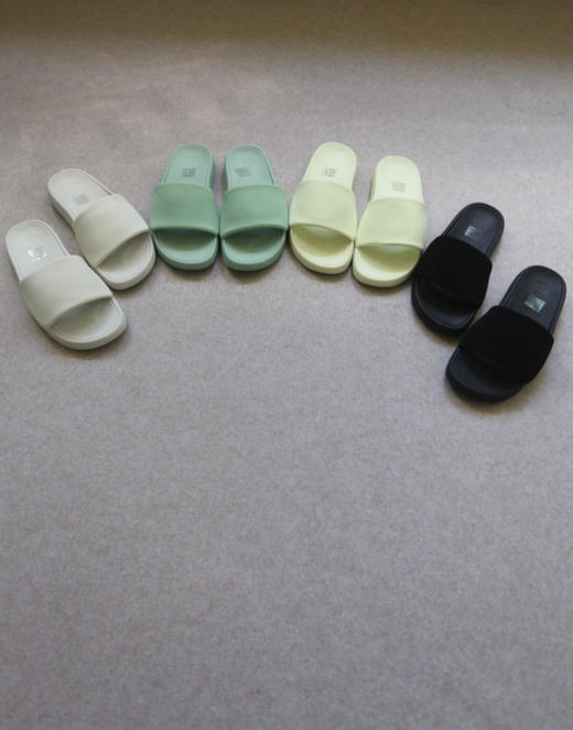 少 速来 哈！情侣段 小露 Restfeel 微绒的一体式鞋面 橡胶底 拖鞋 4色入 商品图0