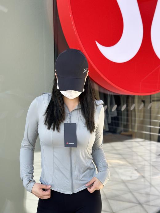 点此购买 lululemon女士春夏季黑胶帽檐户外防紫外线空调开衫 lhy 287993 商品图10