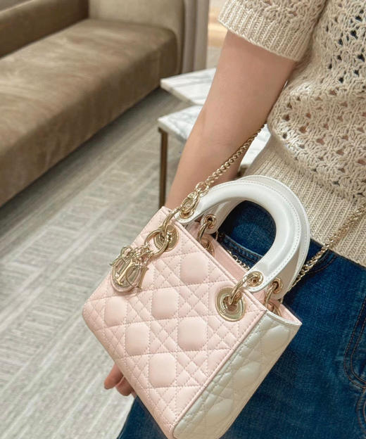 顶级版本出 〰️
白色拼粉色
三格羊皮戴妃 17cm 商品图5