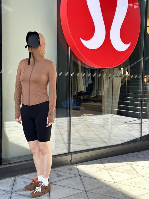 点此购买 lululemon女士春夏季黑胶帽檐户外防紫外线空调开衫 lhy 287993 商品图5