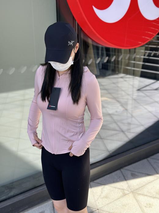 点此购买 lululemon女士春夏季黑胶帽檐户外防紫外线空调开衫 lhy 287993 商品图12