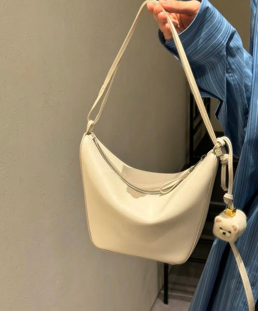 这次皮质又升级了 ‼️
罗威迷你hobo 吊床包 商品图3