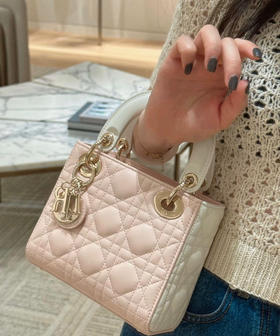 顶级版本出 〰️
白色拼粉色
三格羊皮戴妃 17cm