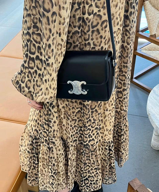 定制版本出 〰️
𝐂𝐞𝐥𝐢𝐧.𝐞 最新黑银凯旋门 商品图5