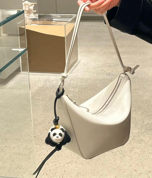 这次皮质又升级了 ‼️
罗威迷你hobo 吊床包 商品图1