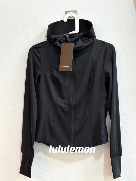 点此购买 lululemon女士春夏季黑胶帽檐户外防紫外线空调开衫 lhy 287993 商品图4