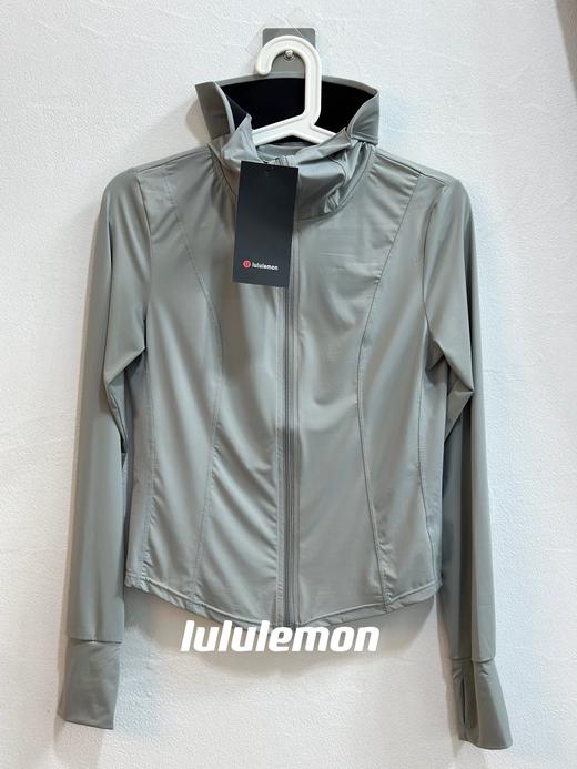 点此购买 lululemon女士春夏季黑胶帽檐户外防紫外线空调开衫 lhy 287993 商品图1