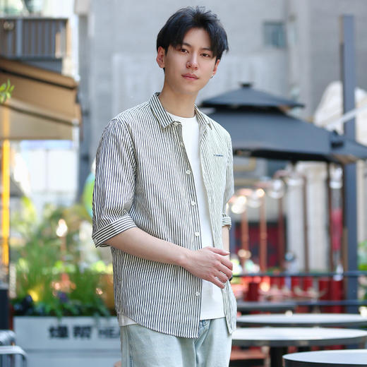 DRONKOO 2024 翻领左胸刺绣字母下贴标条纹修身中袖衬衣 商品图1