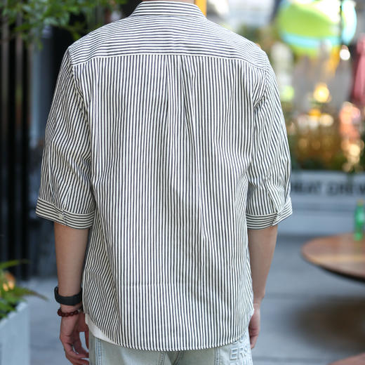 DRONKOO 2024 翻领左胸刺绣字母下贴标条纹修身中袖衬衣 商品图4