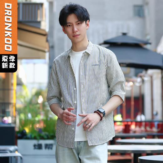 DRONKOO 2024 翻领左胸刺绣字母下贴标条纹修身中袖衬衣 商品图0
