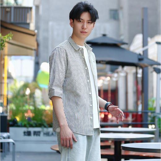 DRONKOO 2024 翻领左胸刺绣字母下贴标条纹修身中袖衬衣 商品图3