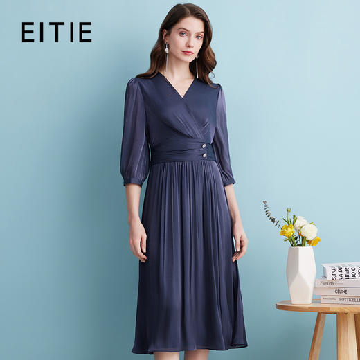 EITIE爱特爱夏季新款气质V领压褶缎面收腰通勤显瘦长裙连衣裙7407122 商品图0