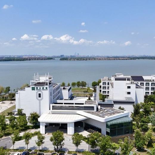 【引爆周三】苏州 | 恒力度假酒店聚会套餐，￥418起/单人2晚，4人起订，相聚同里湖畔，来一场康养疗愈之旅 商品图0