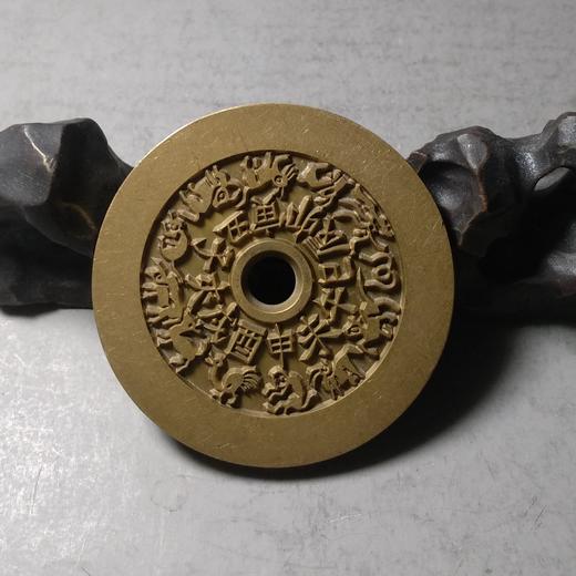 古泉书馆文创 大生八卦（带字）雕母 文房铜镇 DH0006 商品图5