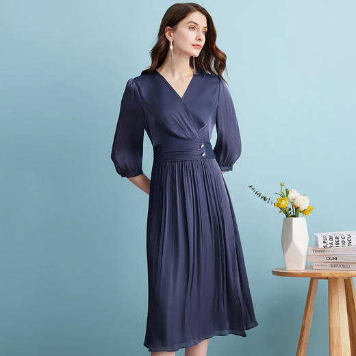 EITIE爱特爱夏季新款气质V领压褶缎面收腰通勤显瘦长裙连衣裙7407122 商品图3