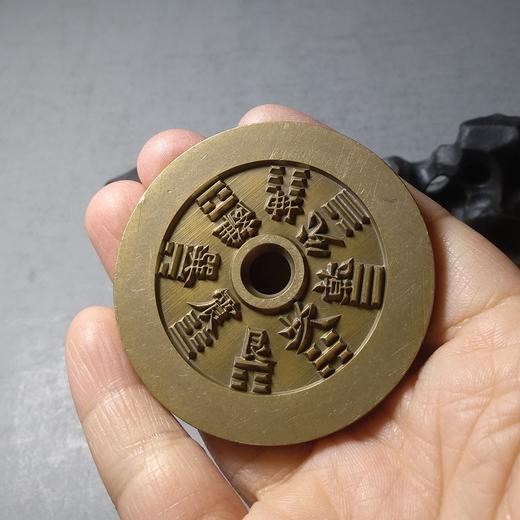 古泉书馆文创 大生八卦（带字）雕母 文房铜镇 DH0006 商品图8