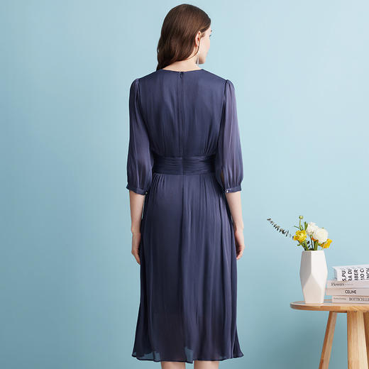 EITIE爱特爱夏季新款气质V领压褶缎面收腰通勤显瘦长裙连衣裙7407122 商品图4