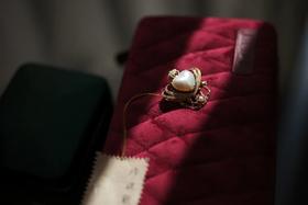 如皇后冠冕般的，心形马贝珍珠胸针