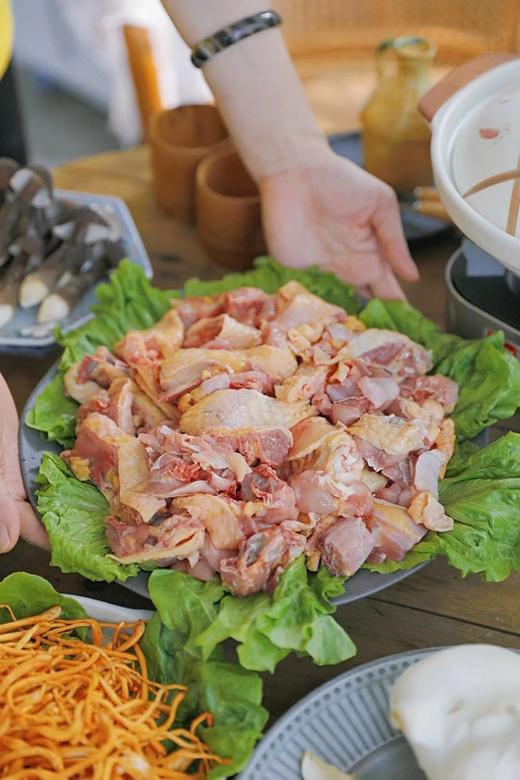 鲜菇鸡配送【好多菌火锅】仁化五马寨基地直发，五种时令新鲜蘑菇+正宗走地鸡，韶关市区内配送，新鲜食材下单现配，需提前半天下单~ 商品图3