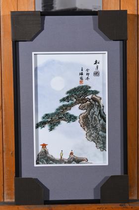 粉彩松月图瓷板
