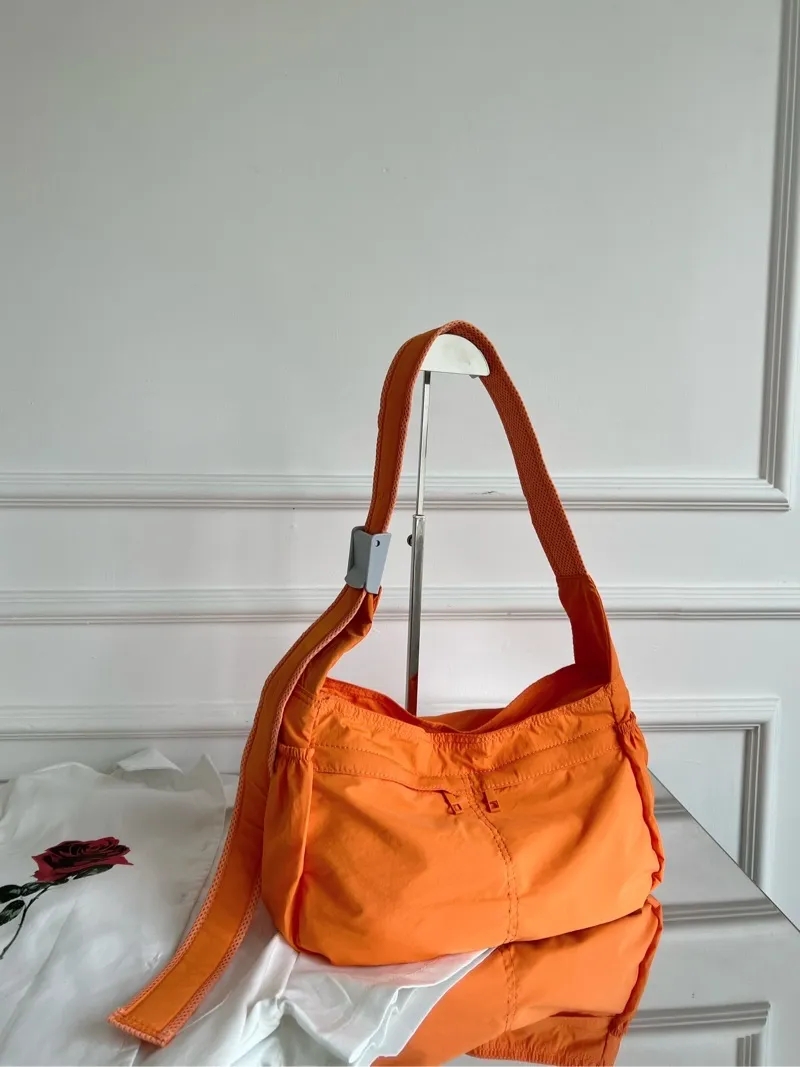 【防水 轻便 0负担】防晒出行挎包  品牌质感防晒面料 自重敲轻 容量巨大 通勤休闲都让你好看~