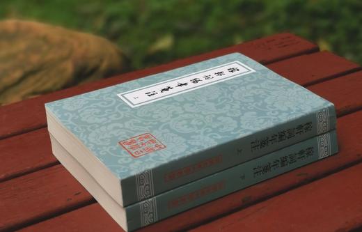 《稼轩词编年笺注》，上下两册，32开，辛弃疾著，邓广铭笺注，上海古籍出版社2022年2版3印，定价128元，售价58元。品相9成。 商品图2