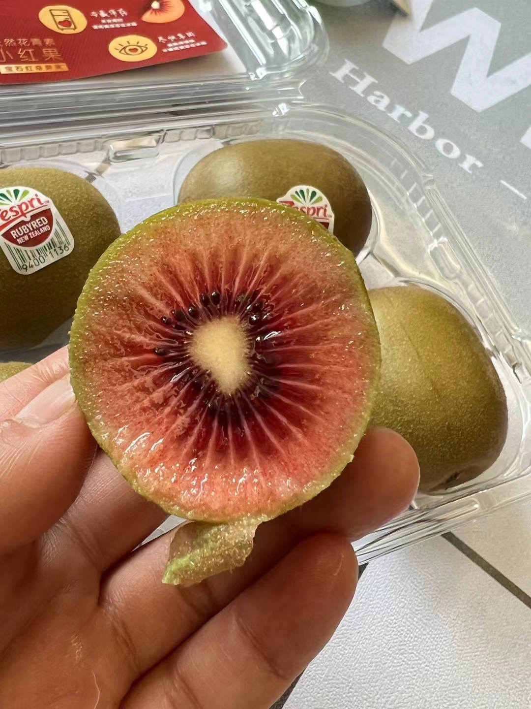 周二取货：【佳沛红心猕猴桃】一盒4粒，超好吃的猕猴桃！肉厚，甜儿多汁！