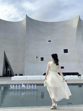 晨光熹微，她在花园中漫步，芬芳馥郁，夹带着少女的浪漫气息