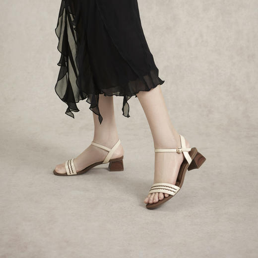 千百度粗跟一字带凉鞋女夏季露趾绝美配裙子凉鞋A24355060 商品图2