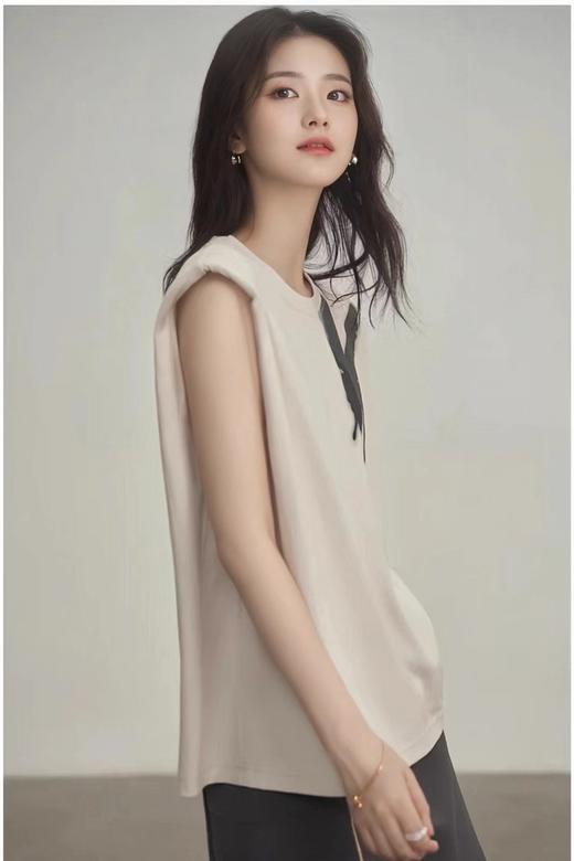 【YOLO ZOE】 燕尾蝶无袖背心 纯棉面料 软糯亲肤透气十足，内置直角垫肩 完美展现纤细手臂线条 商品图3