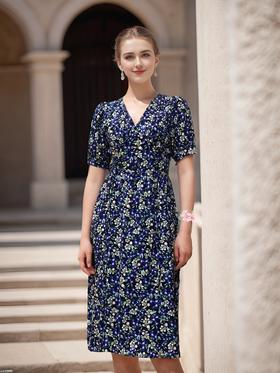 两侧抽绳褶皱收腰连衣裙