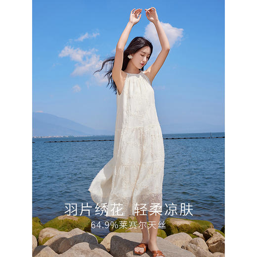 【专属特价】熙世界法式挂脖连衣裙2025夏天新款挖肩绣花度假风长裙天丝裙子 商品图2