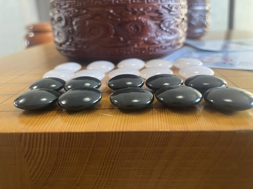 天然玉石围棋：新疆和田玉青玉黑子+金丝玉白子+雕龙红木罐 商品图5