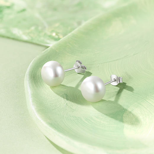 周六福S925银珍珠耳钉女白色馒头珠简约优雅素淡水珍珠耳饰送女友 商品图3
