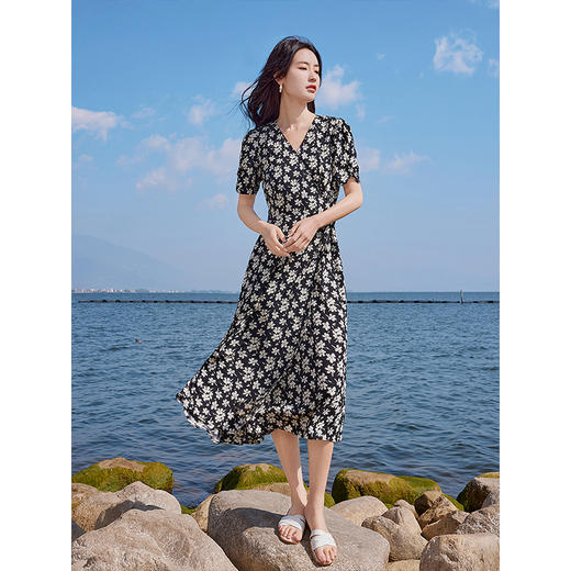 【五折购】熙世界法式复古黑色碎花连衣裙夏新款收腰长裙子显瘦V领茶歇裙 商品图3