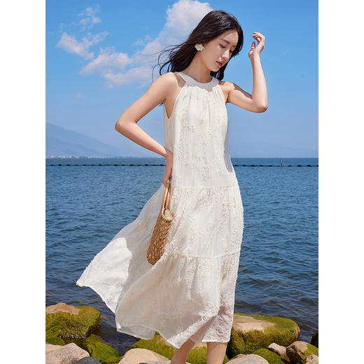 【专属特价】熙世界法式挂脖连衣裙2025夏天新款挖肩绣花度假风长裙天丝裙子 商品图1